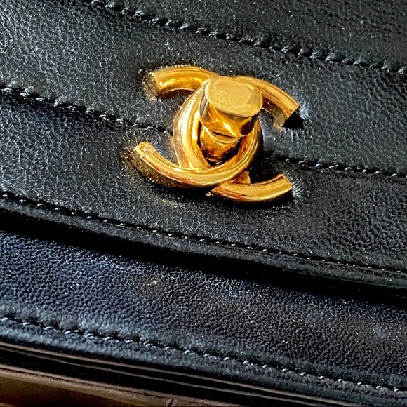✨ SOLD ✨ CHANEL Vintage lambskin shoulder bag 24K gold quilted classic chain - Picture 3 of 13